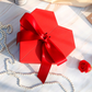 Herzförmige Geschenkbox mit Doppeltür und Schleife