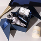 Herzförmige Geschenkbox mit Doppeltür und Schleife